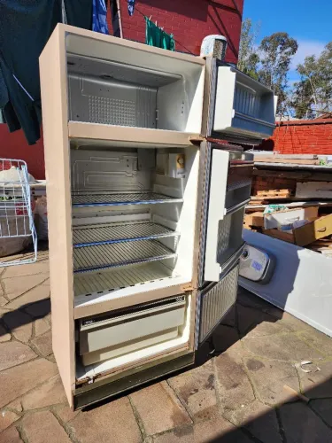 Vendo geladeira triplex usada