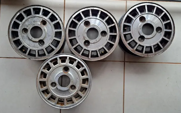 VENDO jogo de RODAS aro 13 Ford DelRey Ghia 1984