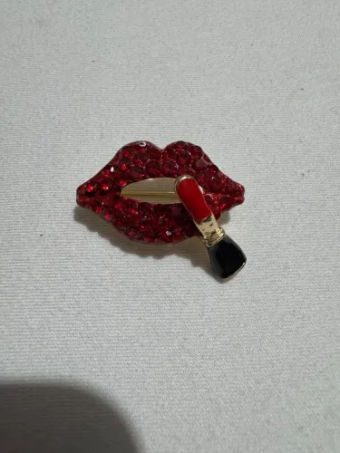 Broche de batom e bota vermelha com strass