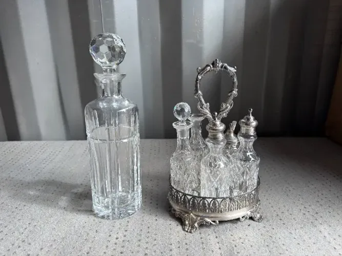 Conjunto de cristal, garrafa e conjunto de temperos
