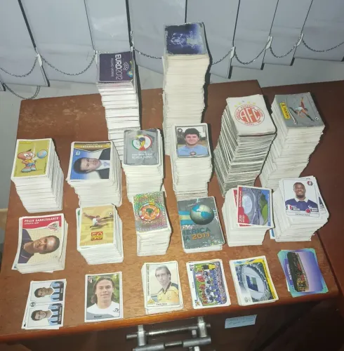 Caixa com figurinhas de diversos álbuns 