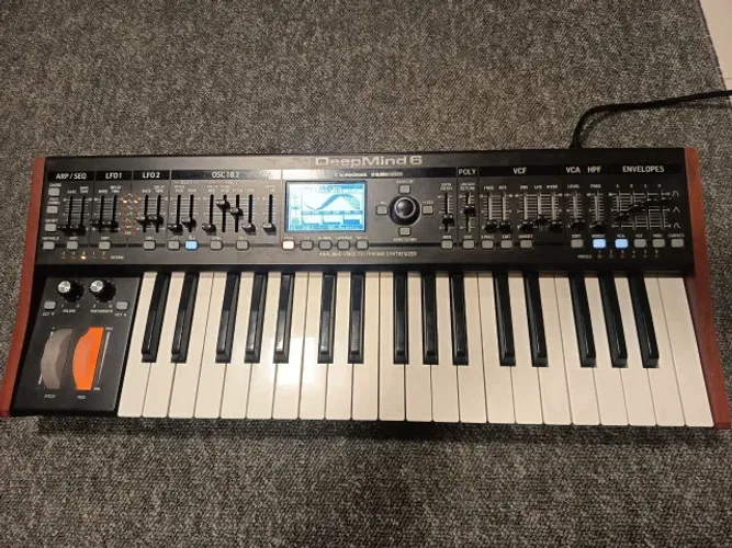 Sintetizador Behringer Deepmind 6