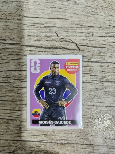 Figurinha extra Moisés Caicedo Bordô, olhar descrição completa!