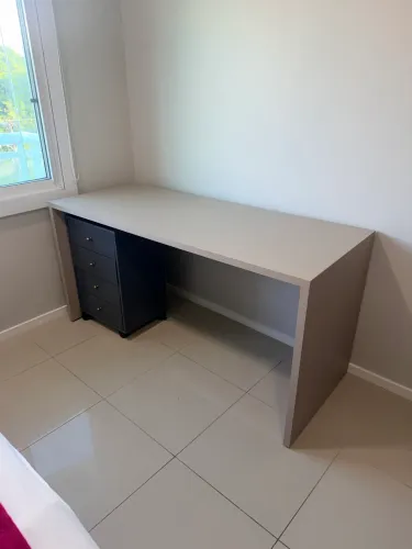 Mesa com gaveteiro 