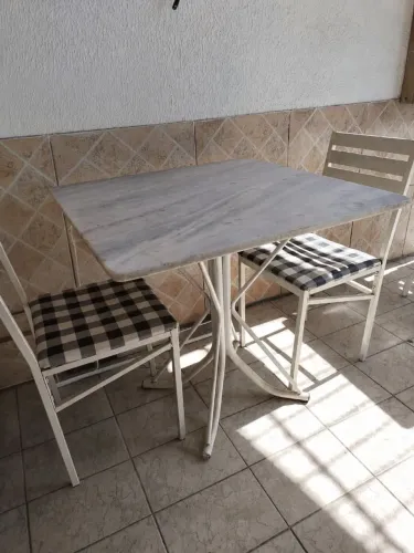 Mesa com tampo de mármore