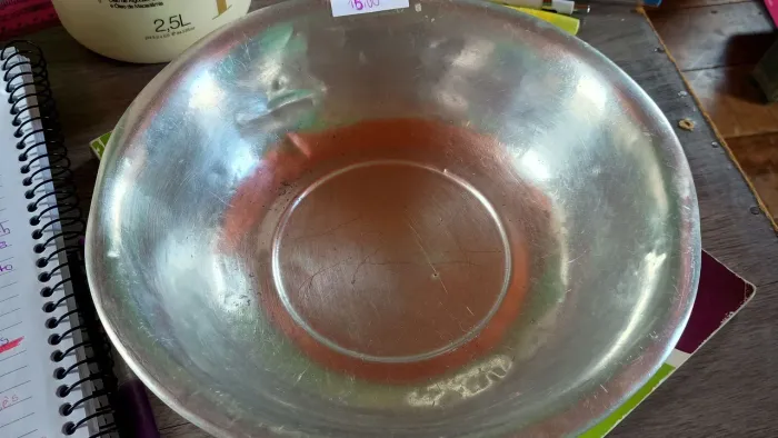 Bacia em alumínio resistente década de 80