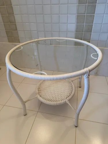 Mesa Redonda de Vime Branca com tampo de Vidro 54 cm tampo de Vidro. Total 59 cm