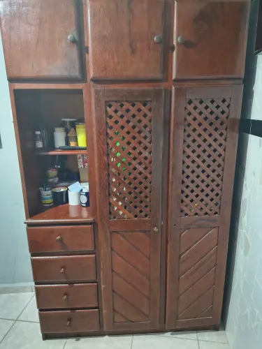 Guarda-roupa de Madeira de Lei