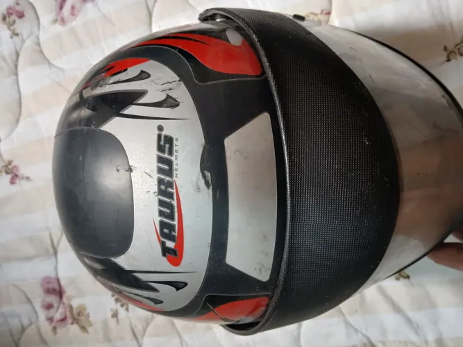 Capacete marca touro, bem conservado