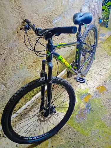 Bicicleta semi-nova pouco tempo de uso ótimo estado