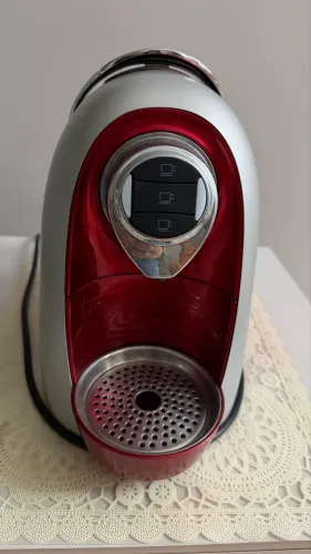 Cafeteira TRES MODO, da 3 Corações, na cor vermelha