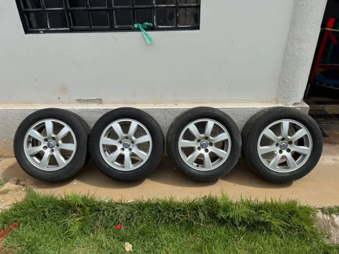 Rodas Volvo Aro 16 Originais com Pneus - Ótimo Estado