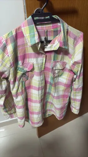 camisa manga longa, com estampa xadrez nas cores rosa, verde e amarelo. vesti muito bem.