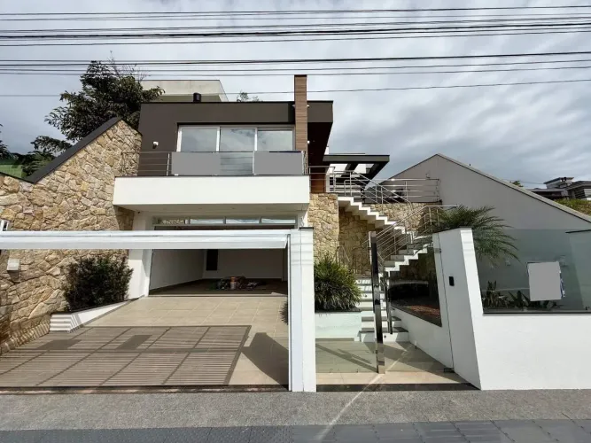 Casa nova na Pedra Branca - Venda - 3 dormitórios (1 suíte) - Palhoça/SC