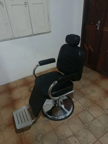 Cadeira de barbeiro reclinável semi nova cor preto crocco base redonda