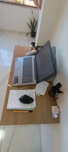 Mesa de estudo e trabalho