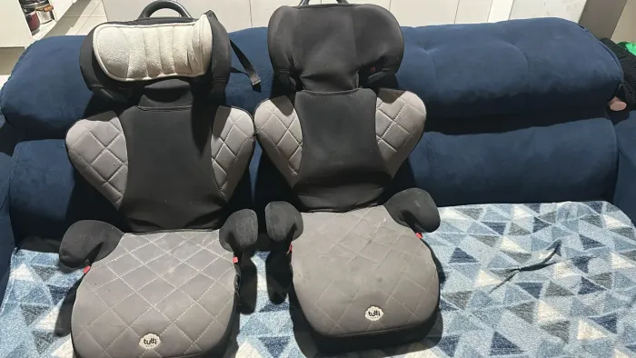 Vende-se duas cadeirinhas de carro suporta 15 a 36 kl