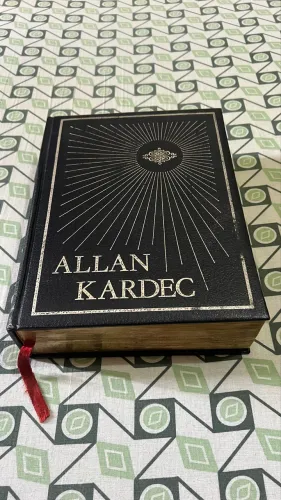 Livro Allan Kardec Edição Luxo / Capa Dura Decorativa - Excelente Estado