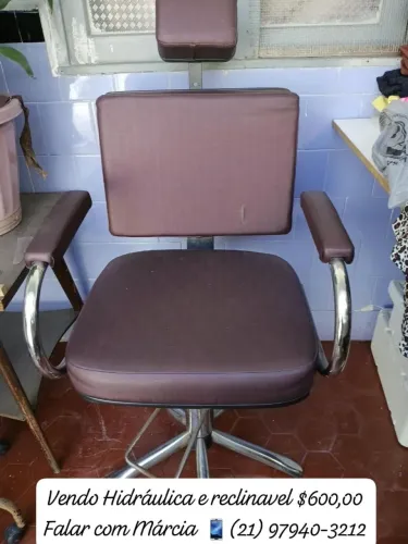 Cadeira para salão de beleza. Reclinavel e hidráulica. 600 reais chamar no zap. 21979