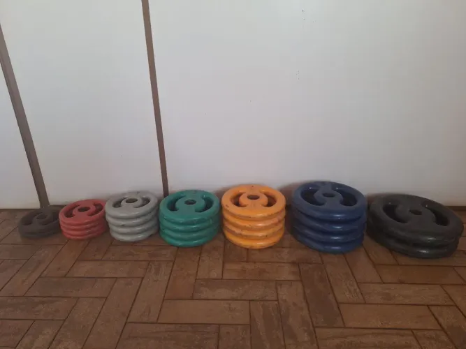 ?VENDO EQUIPAMENTOS DE ACADEMIA/MUSCULAÇÃO 1400,00R$ TUDO JUNTO/ NÃO VENDO SEPARADO!