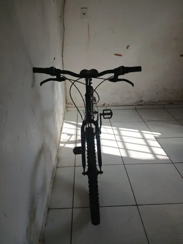 Bicicleta preta bem conservada ótima para andar pneus novos e marcha funcionando da 1 a 7