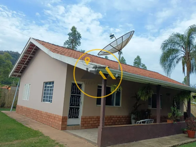 Casa à Venda em São Bento do Sapucaí.