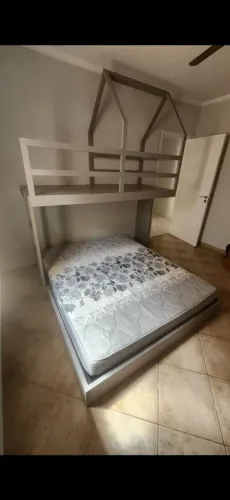 Cama infantil com casinha superior