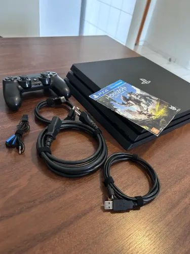 PS4 PRO semi novo com SSD