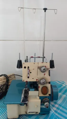 Máquina de costura overlock