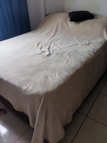 DOAÇÃO: cama casal conjugada com colchão firme e sinais de uso. Retirada por conta