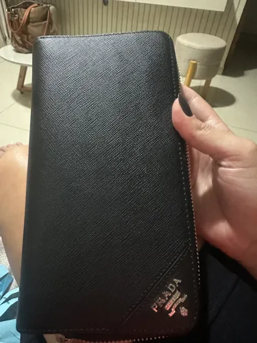 Carteira PRADA grande em couro Saffiano com zíper