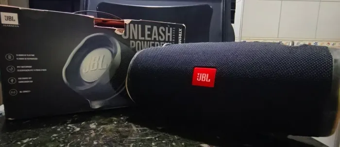Caixa de Som portátil JBL.