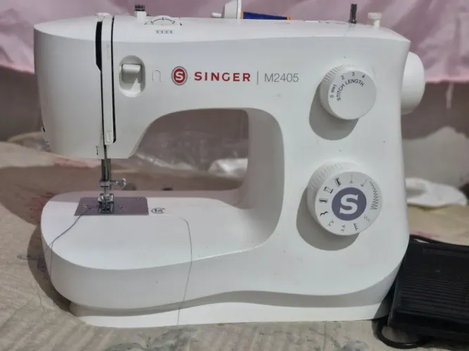 Máquina Singer M2405
