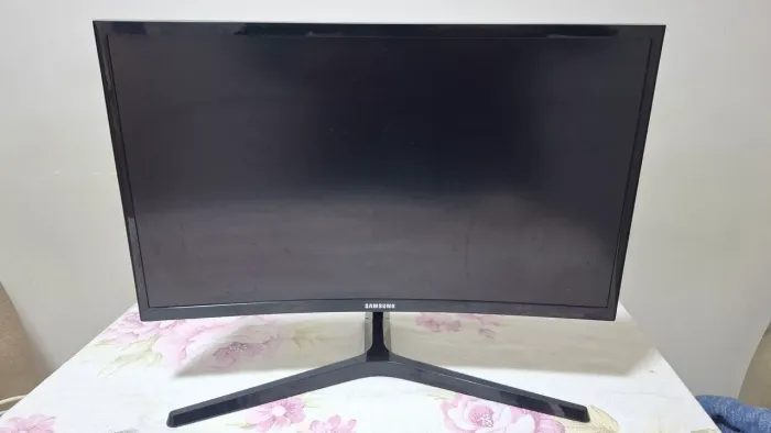 Samsung Odyssey CRG5 de 24" curvo.