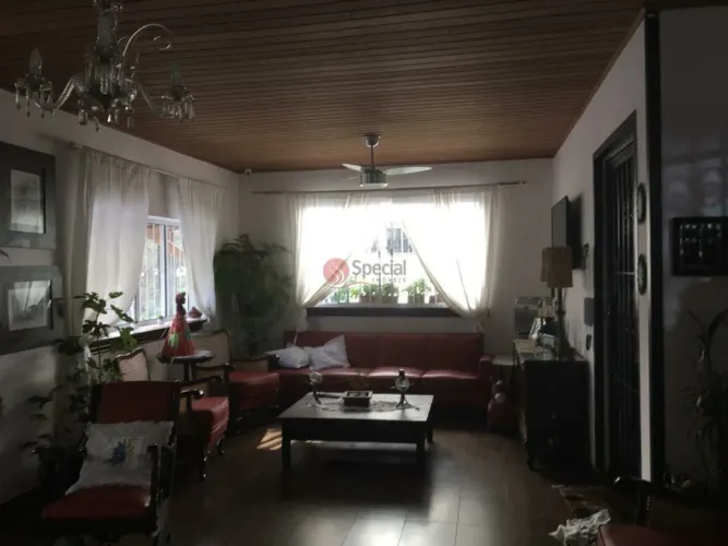 Sobrado na liberdade ao lado dos principais hospitais de São Paulo.
