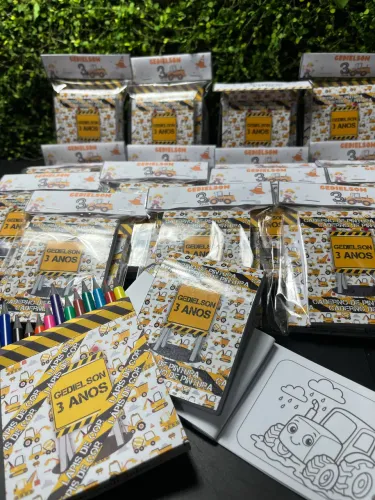 Brinde para aniversário livro de colorir + lápis de cor