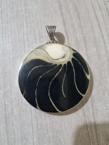 Pingente da Black Nautilus, em prata 925, diâmetro 5 cm.