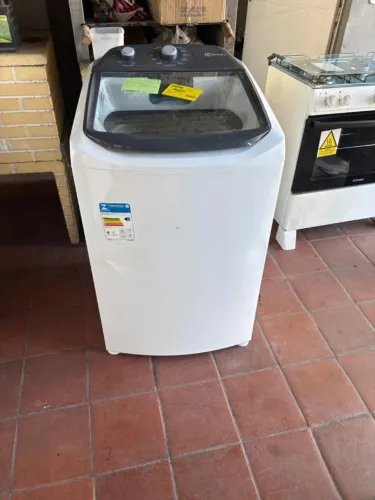 Vende-se lavadora Electrolux LDA13 13KG, 110 volts. Máquina nova, amostra de loja