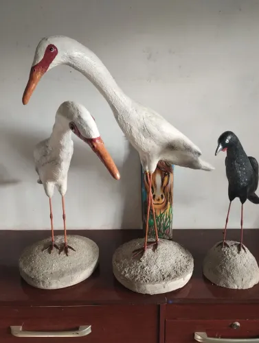 Pássaros de cimento em tamanho natural feito pelo artista plástico cleuber Henrique 