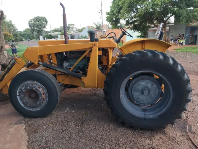 Trator CBT-1972 adaptado uma concha e direção hidráulico