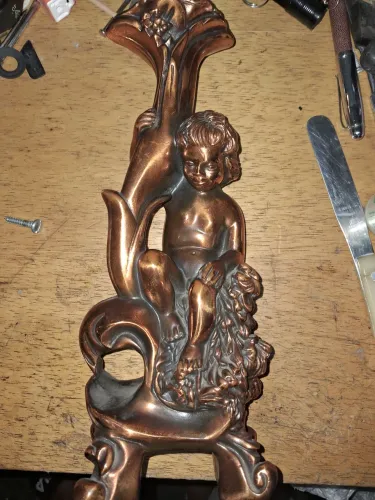 Estátua em bronze revistida em gesso