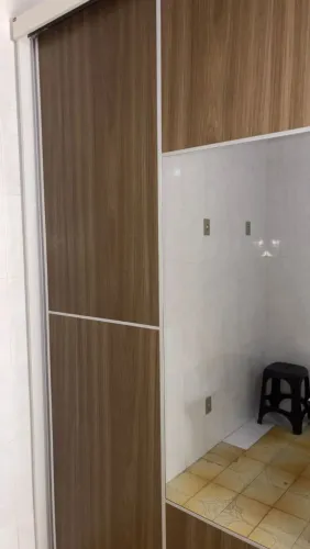 Guarda-roupa com duas poetas, sendo uma com espelho em Bom estado de conservação