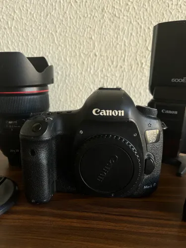Canon 5D Mark III + objetiva 24-70mm 2.8 + flash 600 EX-RT