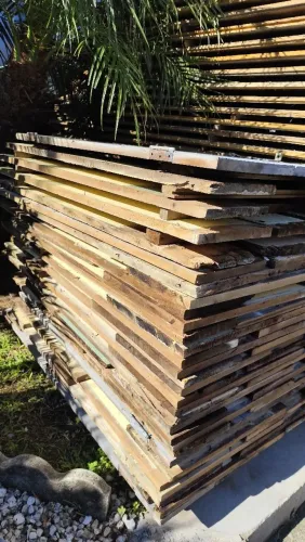 120 tábuas em madeira demolição, canela e peroba pedaços medindo até 1.20 de comprimento
