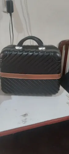 Vendo uma frasqueira nova de material rígido 