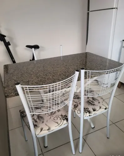 mesa com tampo de granito