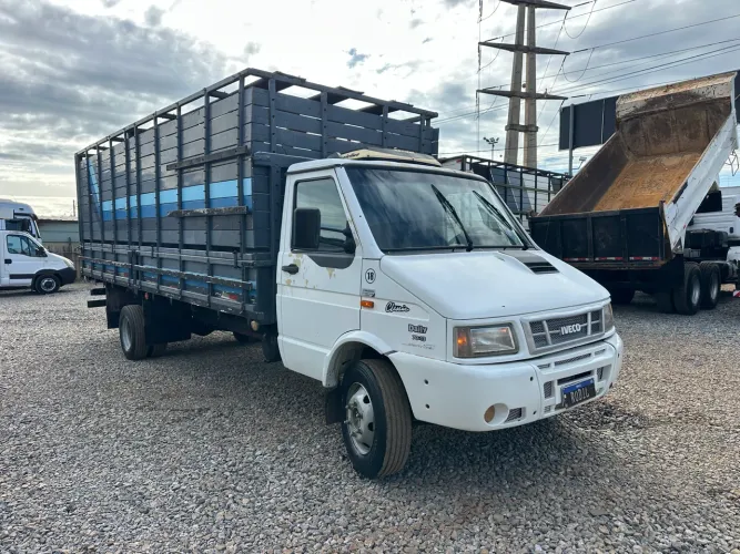 Iveco Daily 7013 ano:2006 Boiadeiro de 6mt