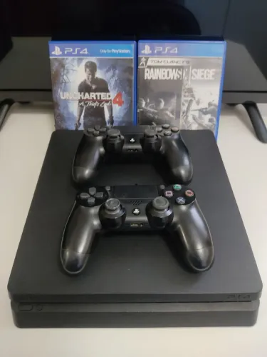 Ps4 slim 500 GB , 2 jogos, 2 controles