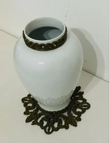 Vaso Antigo Em Porcelana Branca E Bronze Legítimo Classico