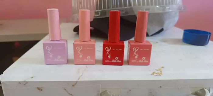 esmalte em gel da marca Bella Rosa, contendo 15ml.